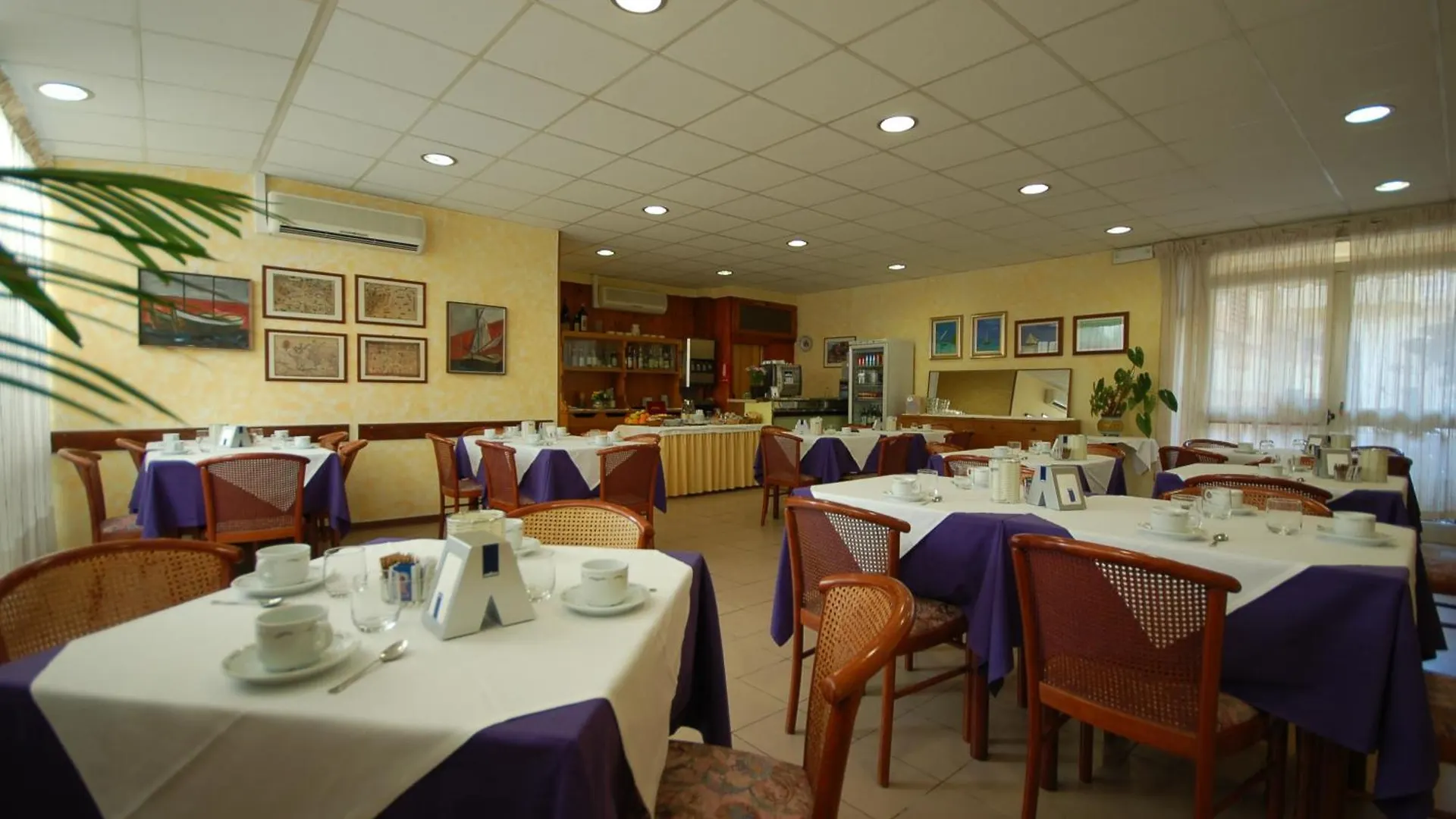 Hotel Ely Viareggio 2*,  Italy
