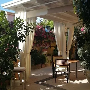  Bed & Breakfast Domos Le Due Tuie Italië